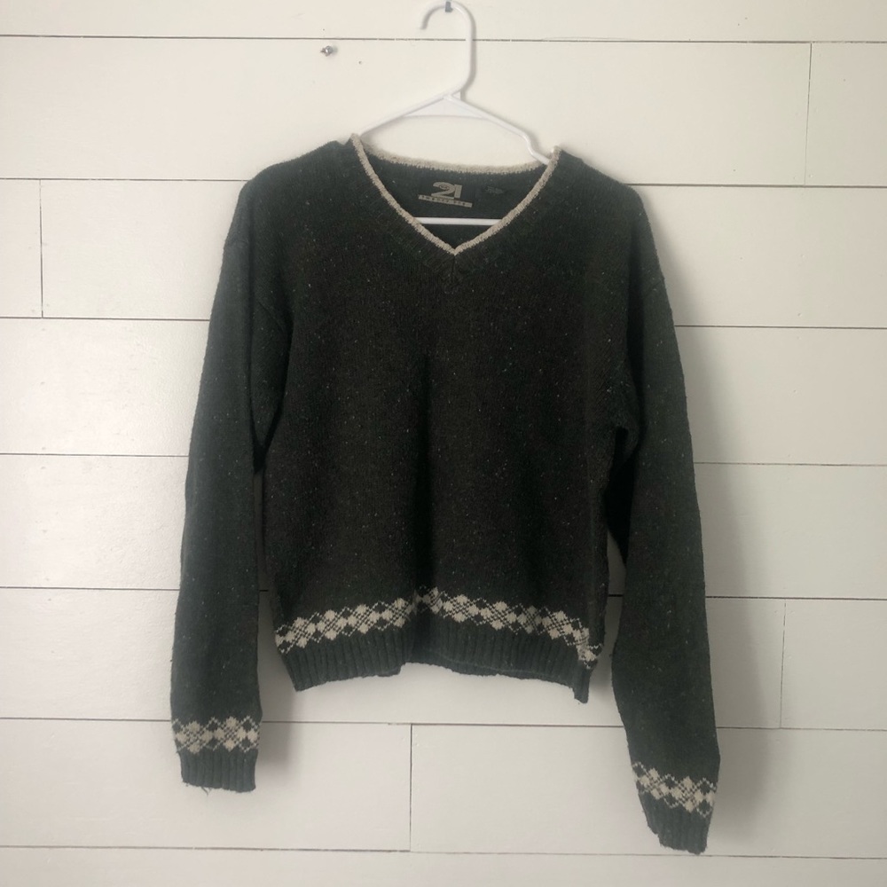 Vintage olive green sweater! Perfect for Christmas